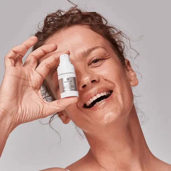 BasicLab Esteticus serum pod oczy i na powieki z 10% kompleksem peptydów i ceramidami Odżywienie i Ujędrnienie 15 ml